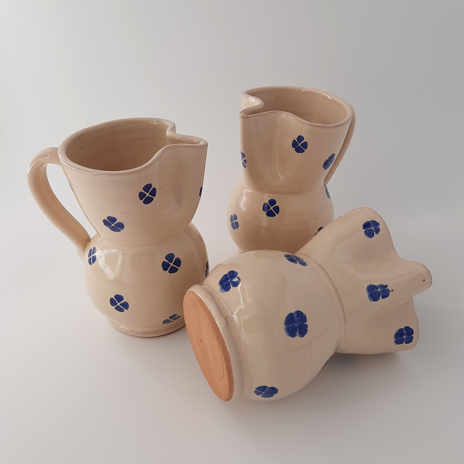Brocca in ceramica pugliese decoro quadrifoglio blu - DEVO il Vintage ceramica da collezione - ceramica d'epoca - ceramica vintage - ceramica antica - ceramica pugliese antica - pezzi ceramica - ceramica antiquariato - ceramica grottagliese - ceramica rustica - vintage - antiques - pottery - homedecor - vintage decor - ceramica puglia - interior design